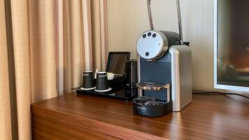 Kopi dan/atau alat penyeduh kopi