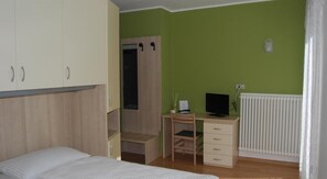 Individually decorated, individually furnished, desk, free WiFi - Monreal (San Michele All'adige)