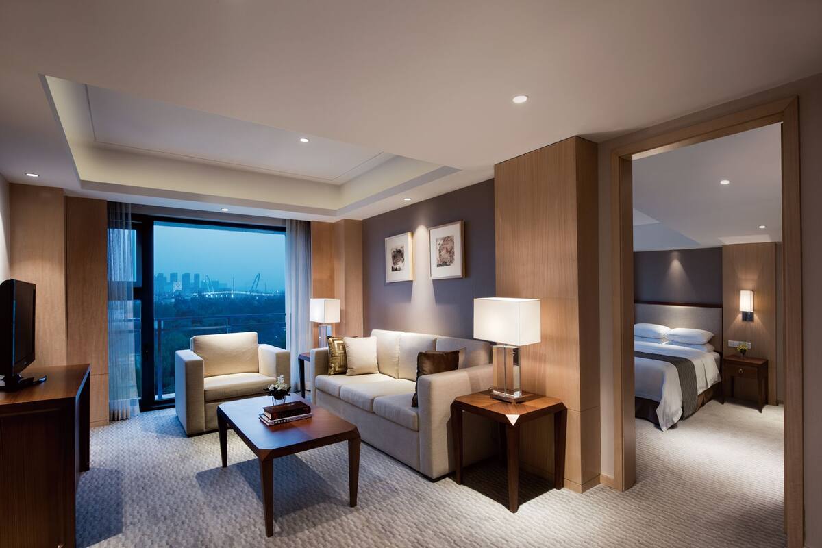 Senior Suite | Bar mini, peti besi dalam bilik, meja, langsir/tirai gelap terus 