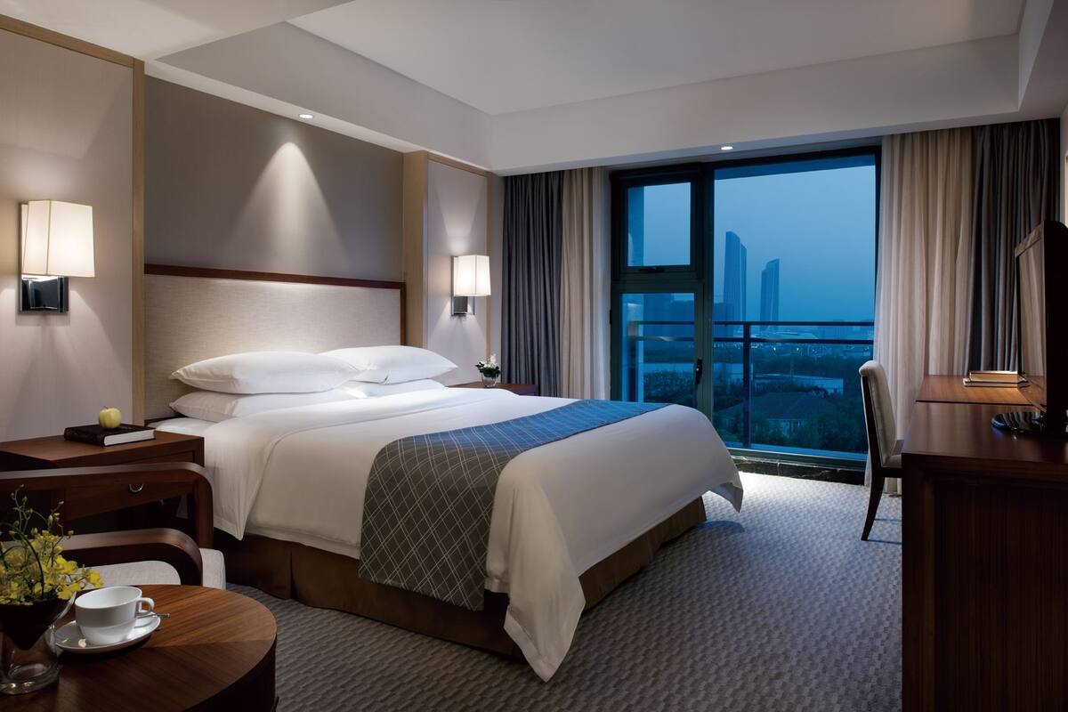 Deluxe Room, 1 Katil Raja (King) | Bar mini, peti besi dalam bilik, meja, langsir/tirai gelap terus 