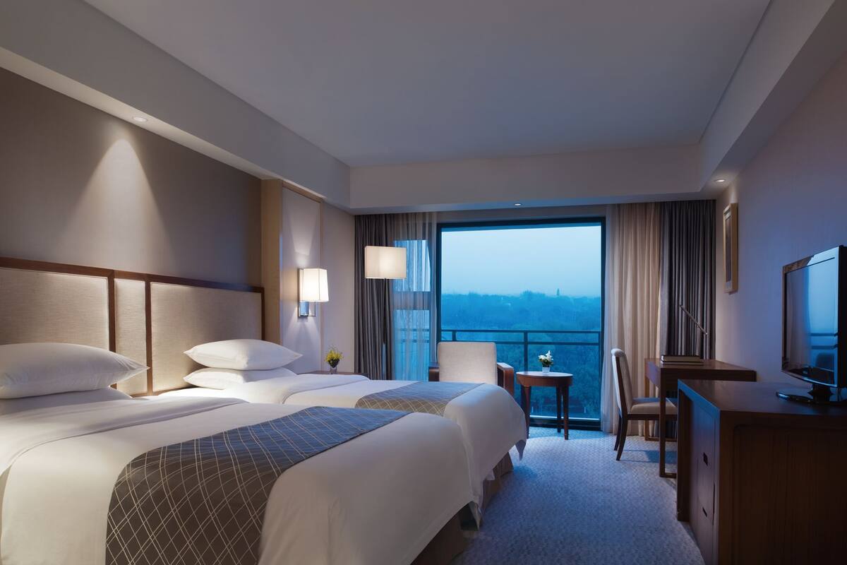 Deluxe Twin Room | Bar mini, peti besi dalam bilik, meja, langsir/tirai gelap terus 