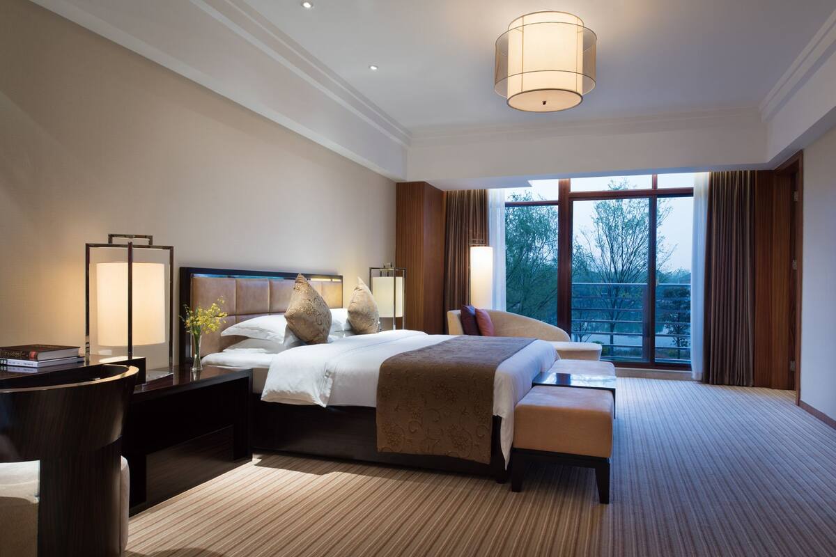 Business Suite, 1 Katil Raja (King) (Deluxe) | Bar mini, peti besi dalam bilik, meja, langsir/tirai gelap terus 