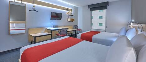 Habitación de hotel con dos camas, un escritorio, una silla, un televisor y una ventana.
