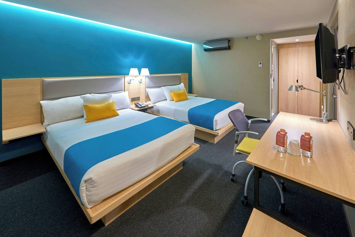 Suite, 2 camas matrimoniales, para no fumadores | Escritorio, tabla de planchar con plancha, wifi gratis y ropa de cama
