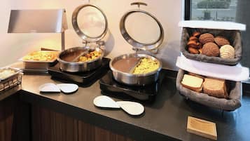 Desayuno continental gratuito y diario
