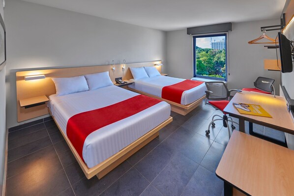 Down comforters, desk, iron/ironing board, travel crib - City Express by Marriott Tampico (Tampico)