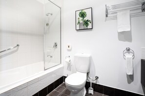 Studio Suite, 2 Tempat Tidur Queen | Kamar mandi | Perlengkapan mandi gratis, pengering rambut, handuk, dan sabun