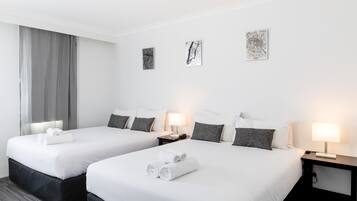 Caja de seguridad en la habitación y escritorio