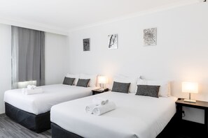 Kamar Double Deluks, 2 Tempat Tidur Queen | Brankas, meja kerja, setrika/meja setrika, dan Wi-Fi gratis