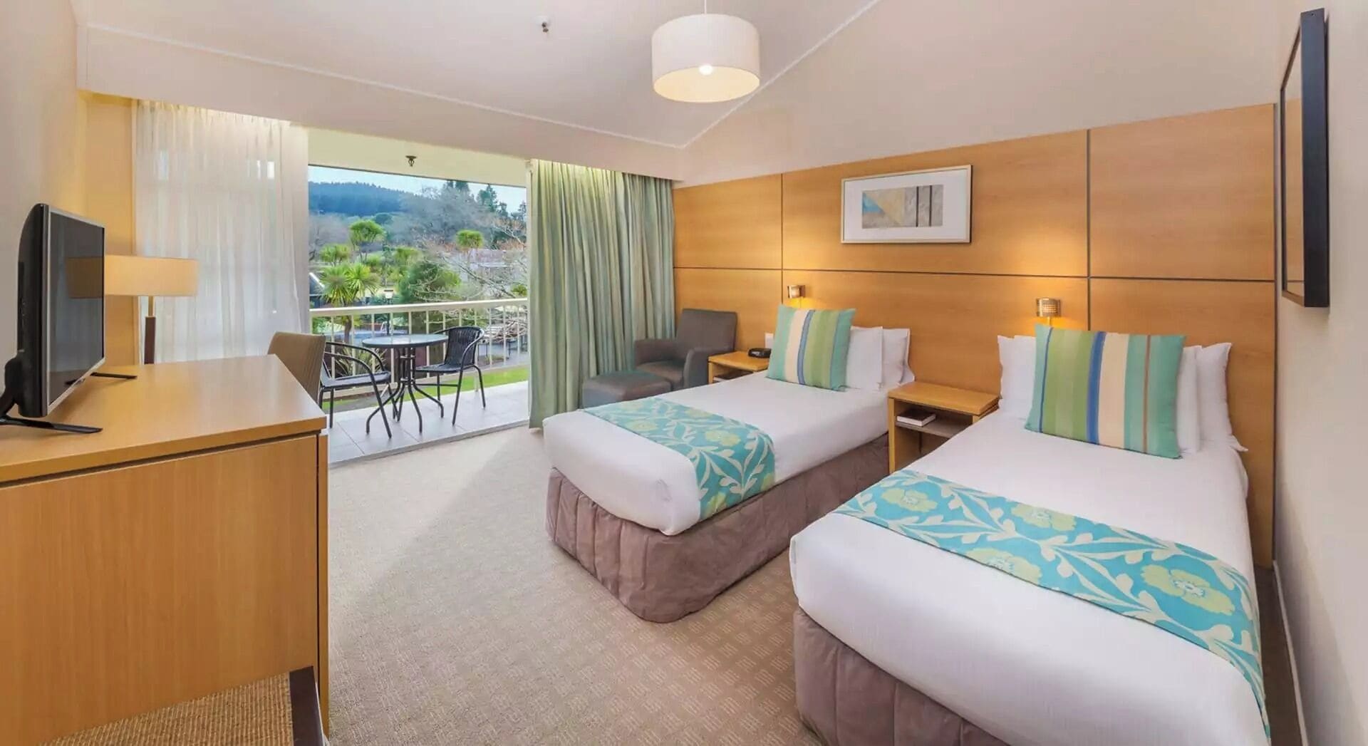 Superior-rum - 1 kingsize-säng (Waiora) | Värdeförvaringsskåp på rummet och strykjärn/strykbräda