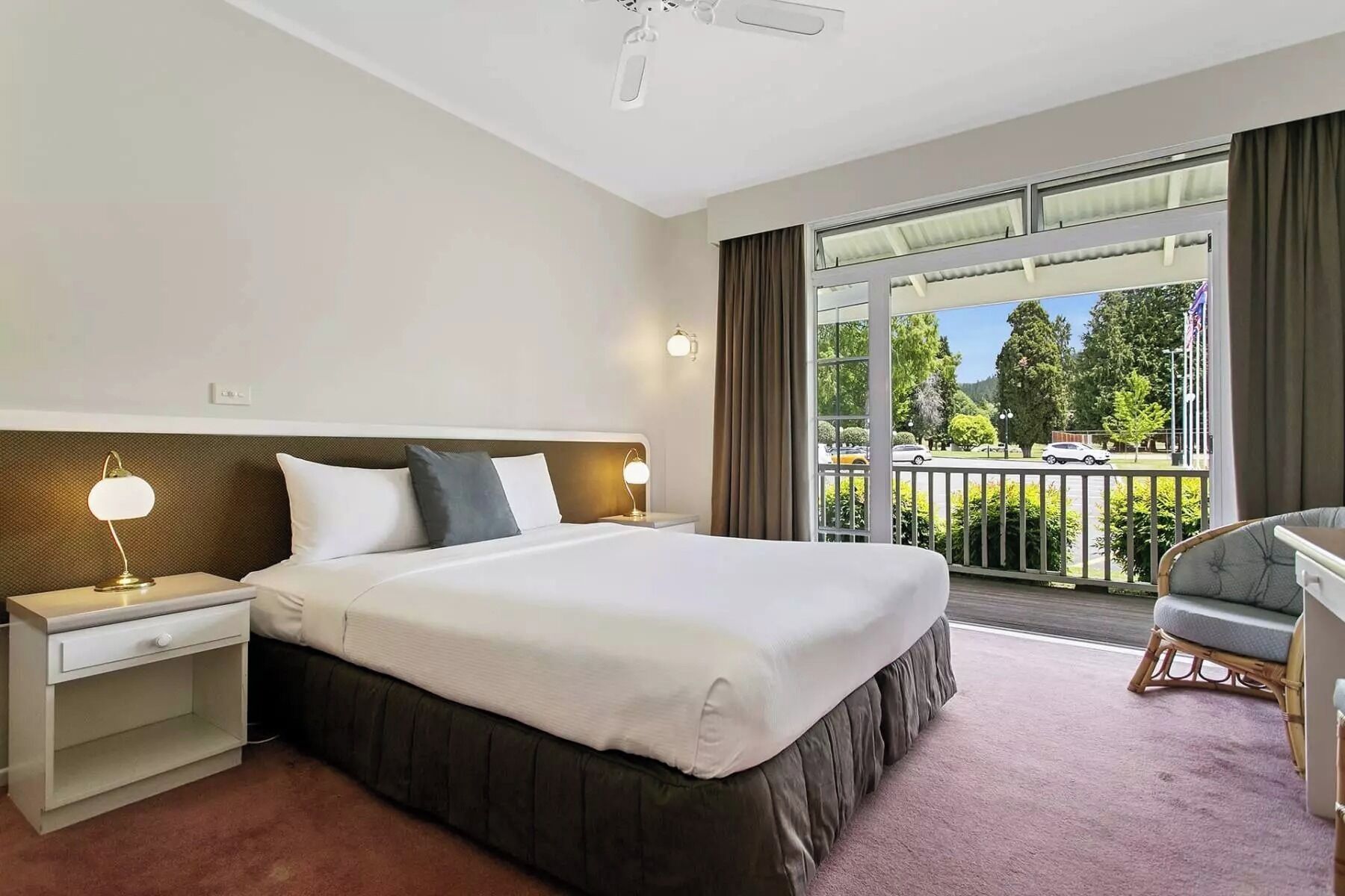 Standard Room, 1 King Bed | In-room safe, iron/ironing board, free cribs/infant beds, rollaway beds