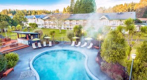 2 座室外游泳池