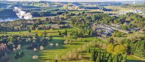 Vue aérienne d’un quartier résidentiel avec des maisons, des espaces verts et une étendue d’eau.