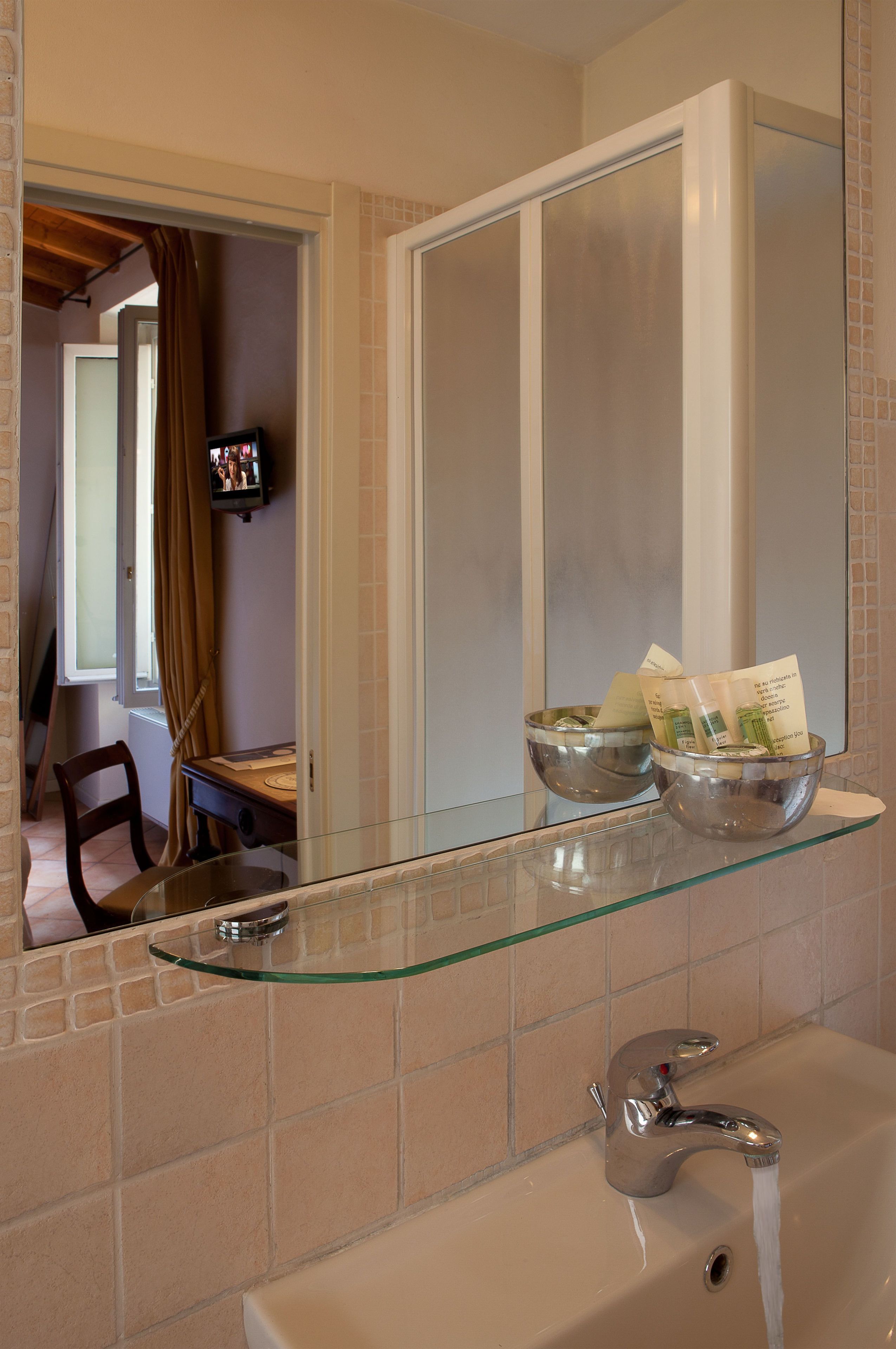 shower, rainfall showerhead, free toiletries, hair dryer