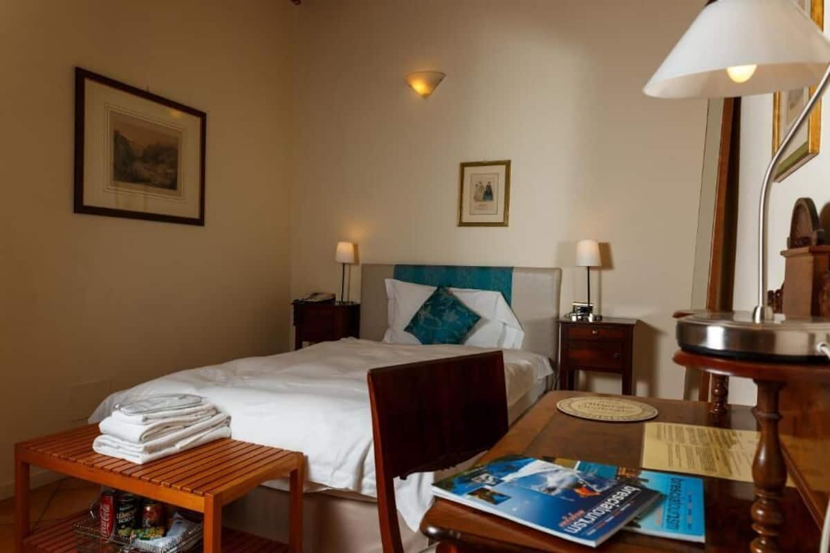 Økonomi-dobbeltrom | Sengetøy av topp kvalitet, dundyner, minibar og safe på rommet