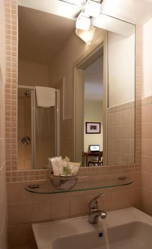 Douche, douche à « effet pluie », articles de toilette gratuits