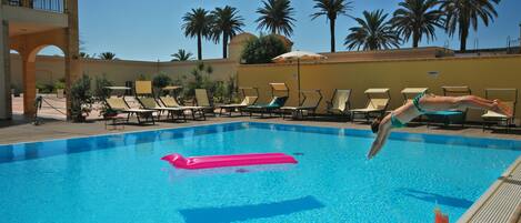 Piscine extérieure, parasols de plage, chaises longues