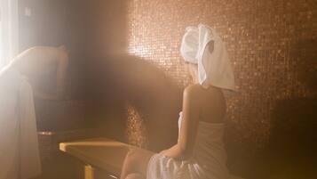 Salas de tratamiento para parejas, un sauna, una bañera de hidromasaje