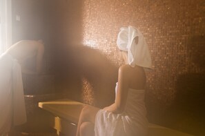 Salas de tratamiento para parejas, sauna y tina de hidromasaje 