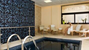 Couples treatment room(s), sauna, hot tub, steam room