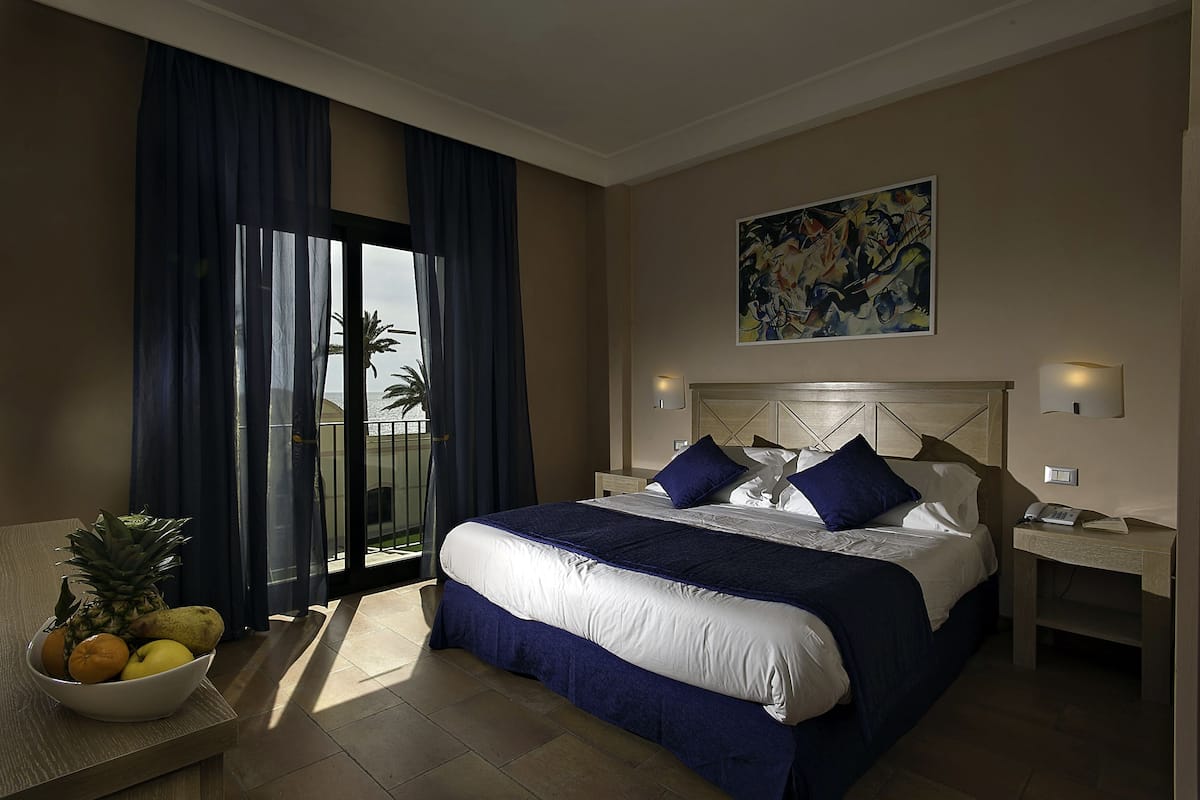 Superior kamer, 1 twee- of 2 eenpersoonsbedden, uitzicht op zee | 1 slaapkamer, een minibar, een kluis op de kamer, een bureau