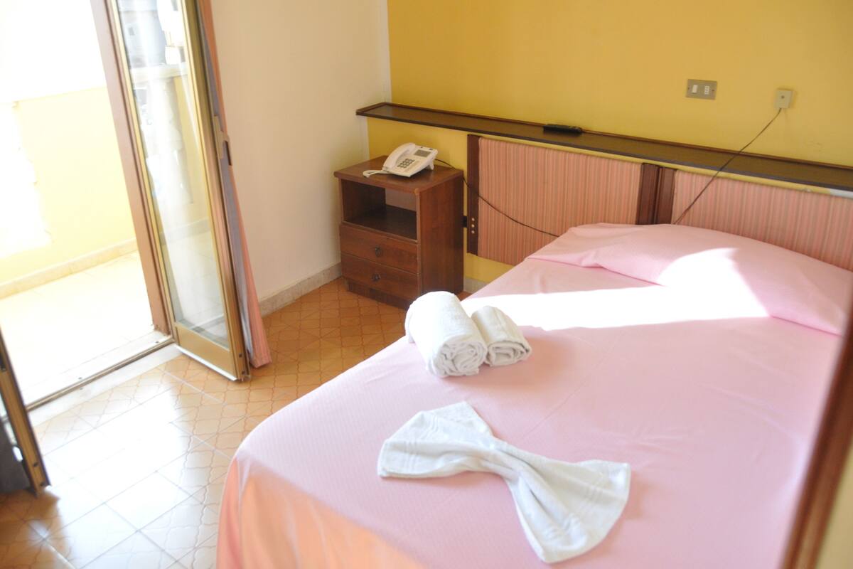 Minibar, in-room safe, desk, iron/ironing board