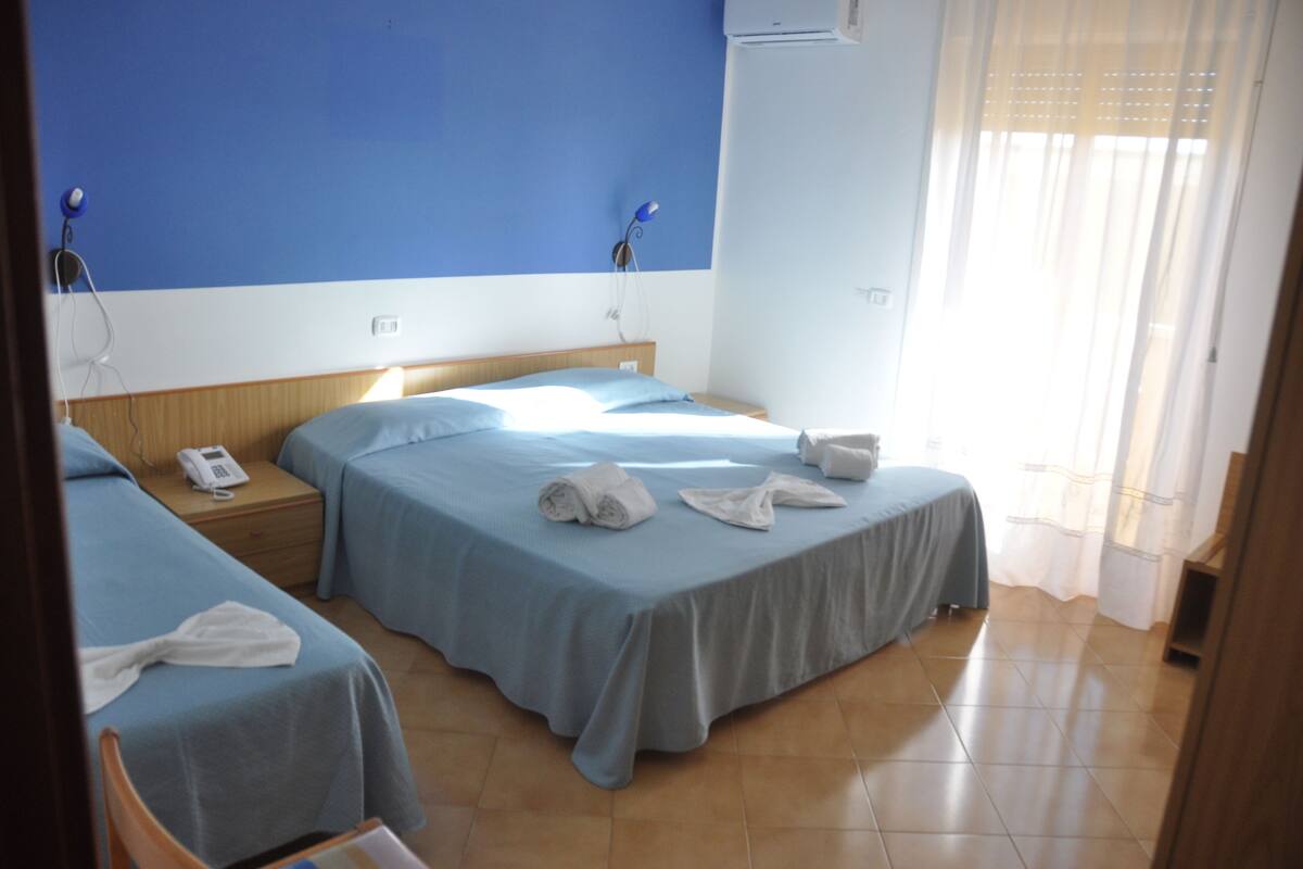Standard Room | Minibar, in-room safe, desk, iron/ironing board