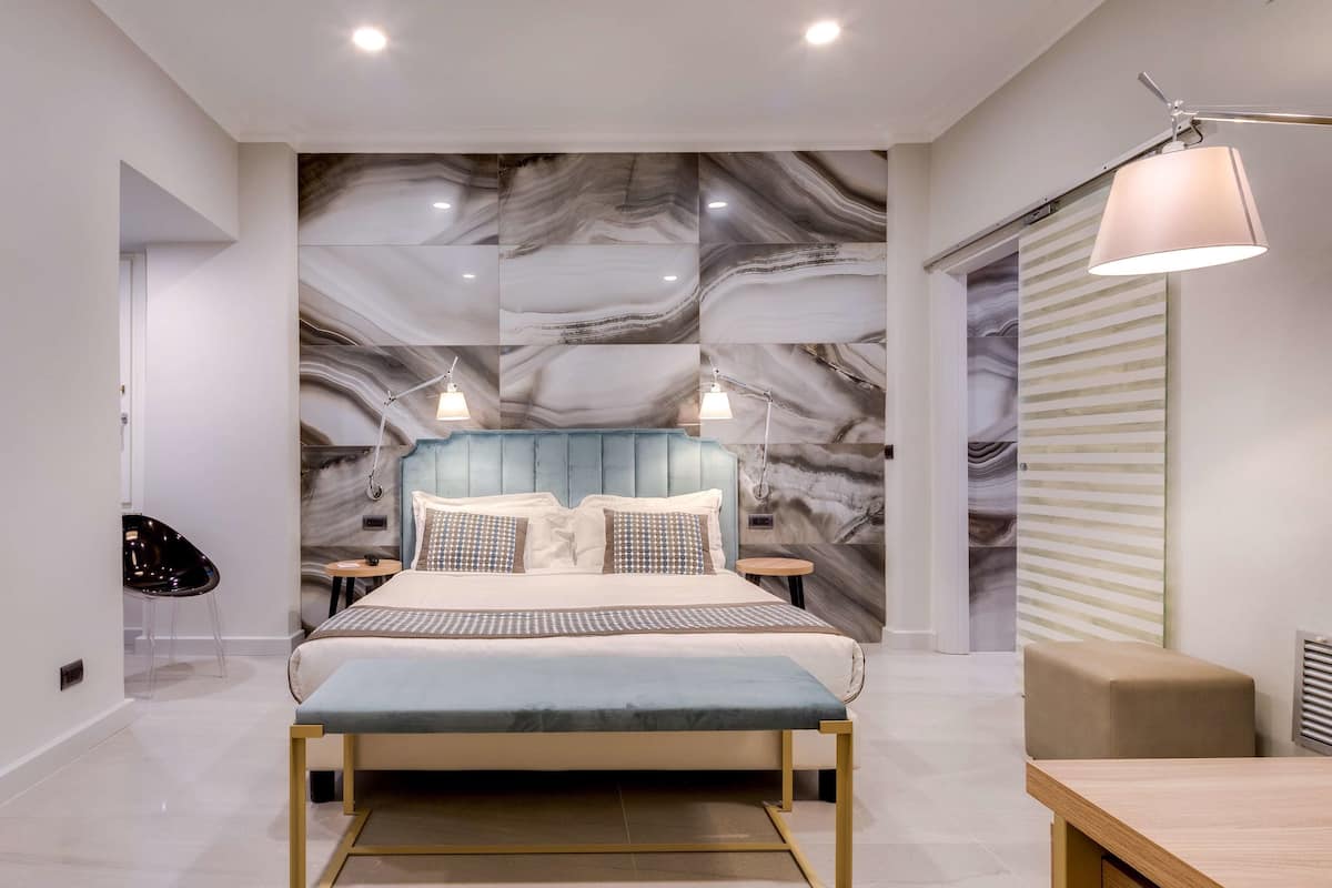 Hypo-allergenic bedding, minibar, in-room safe, desk