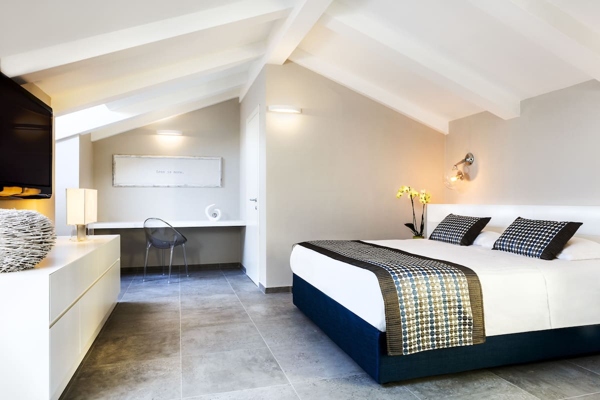 Hypo-allergenic bedding, minibar, in-room safe, desk