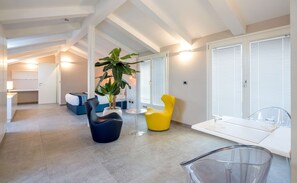 デザイン スイート キングベッド 1 台  禁煙 バルコニー | 客室の設備とサービス