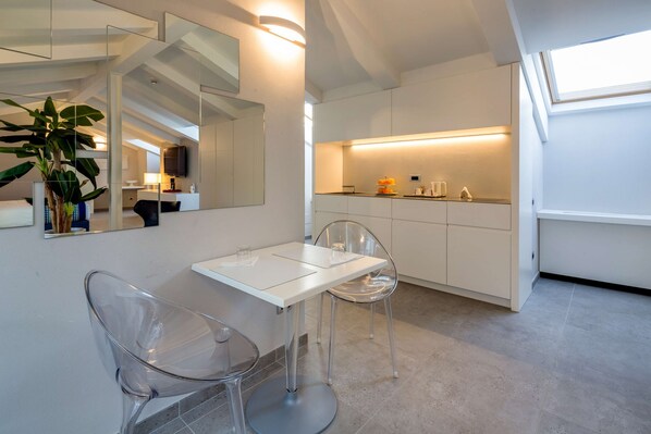 デザイン スイート キングベッド 1 台 禁煙 バルコニー | 低刺激性寝具、ミニバー、セーフティボックス (室内)、デスク