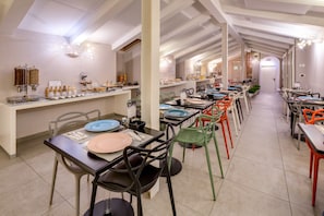 Esmorzar diari d'estil bufet (8 EUR per persona)