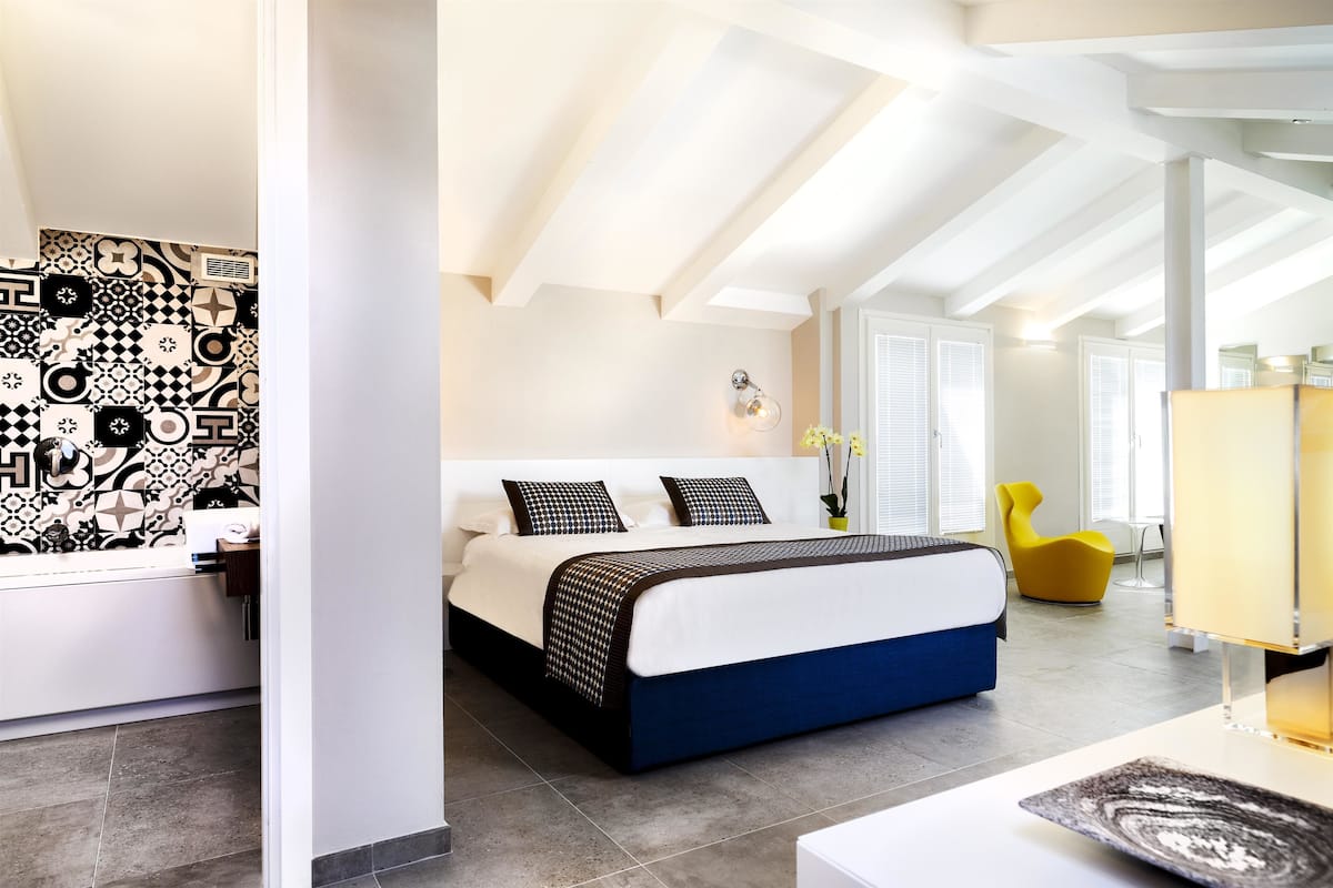 Suite de diseñador, 1 cama King size, para no fumadores, balcón | Ropa de cama hipoalergénica y minibar