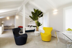 Ropa de cama hipoalergénica, minibar, caja fuerte y escritorio