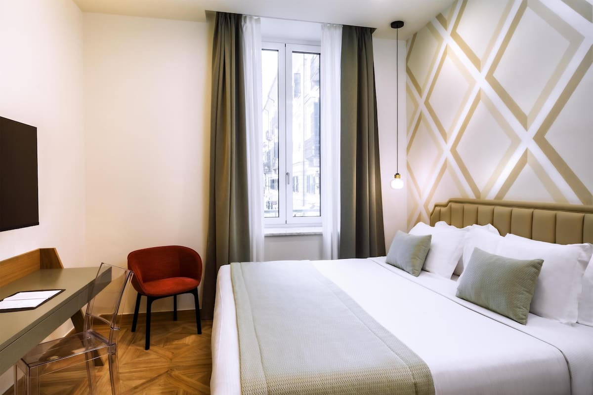 Superior Room, 1 Queen Bed, Non Smoking | Hypo-allergenic bedding, minibar, in-room safe, desk