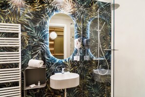 Articles de toilette gratuits, sèche-cheveux, serviettes fournies