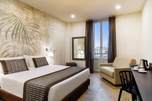 Ropa de cama hipoalergénica, minibar, caja fuerte y escritorio