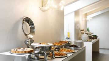 Petit déjeuner buffet servi tous les jours en supplément