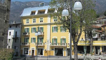 Vista frontal de la propiedad