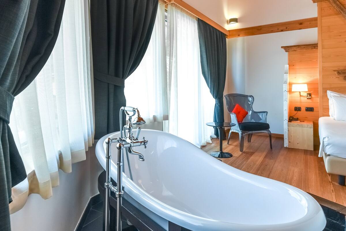 suite, bathtub (terrace) | 1 bedroom, premium bedding, down duvets, memory-foam beds