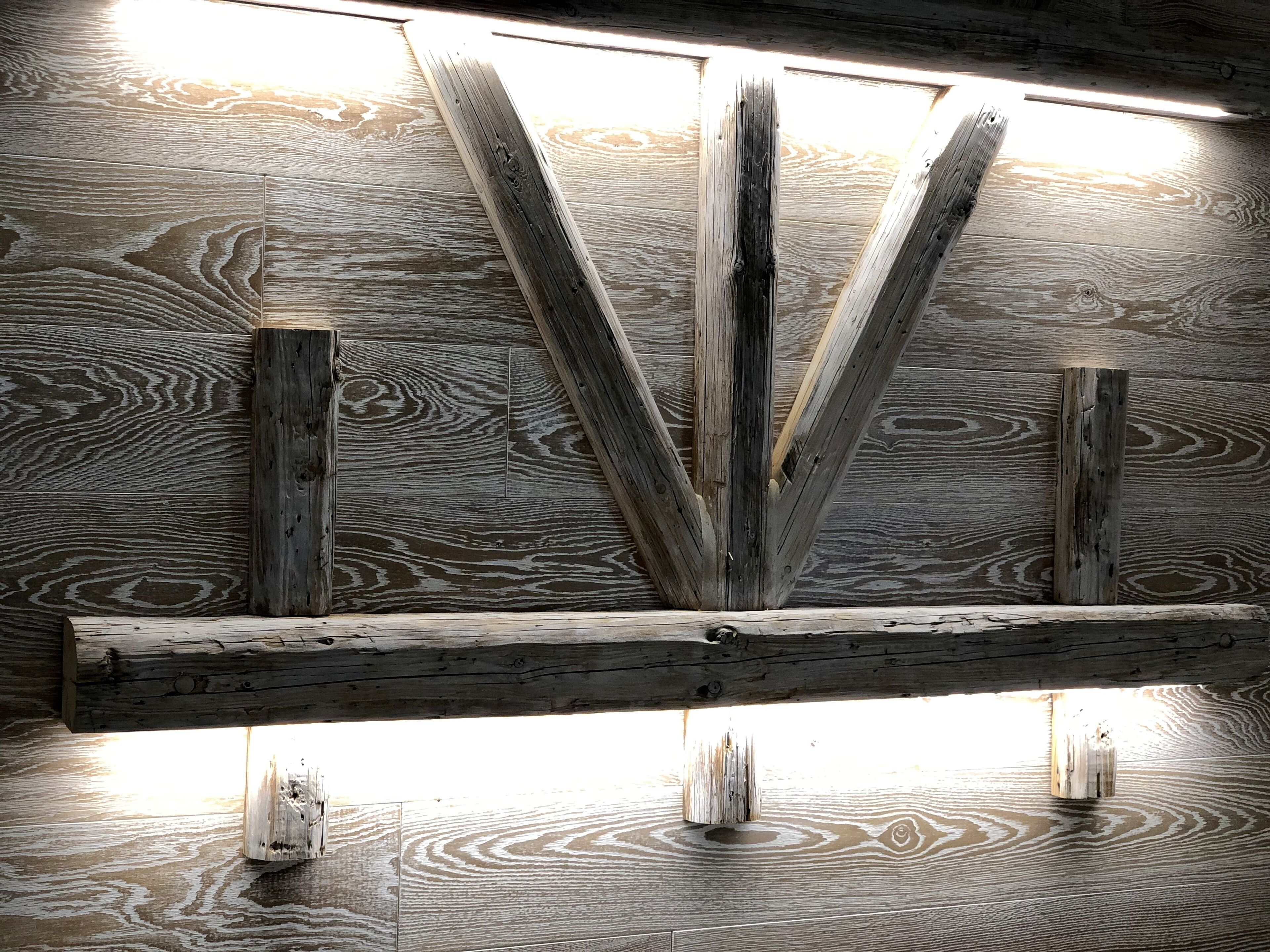 Un soffitto in legno con una trave centrale e due pilastri di legno.