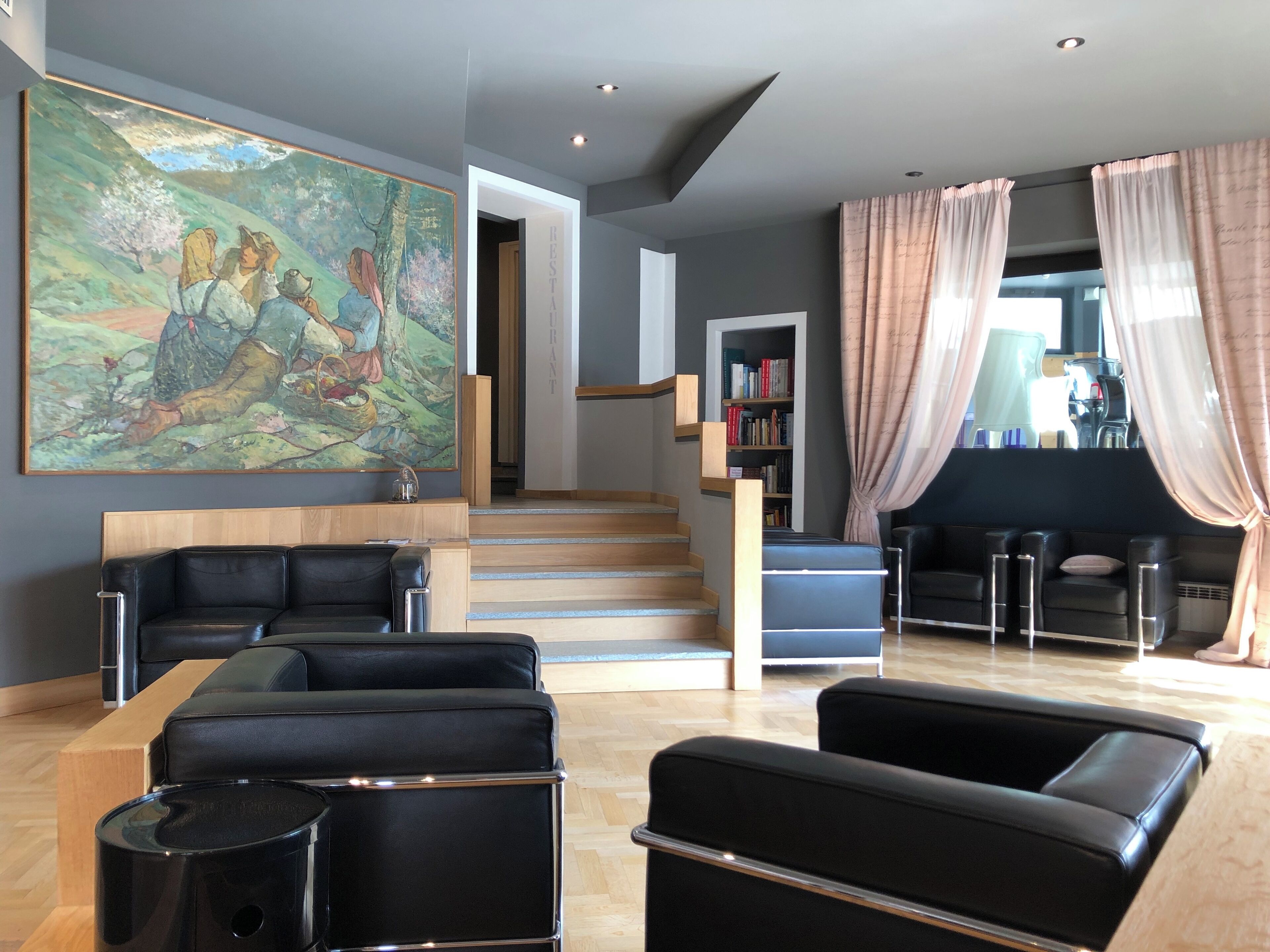 Coin salon dans le hall