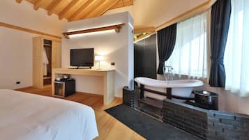 Suite, tina (Terrace) | Baño | Amenidades de baño gratuitas, secadora de cabello, pantuflas, bidet