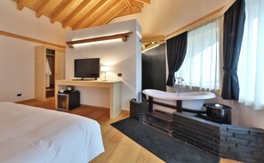 Suite, Bathtub (Terrace) | Bathroom | Free toiletries, hair dryer, slippers, bidet - Hotel Alla Posta (Saint-Vincent)