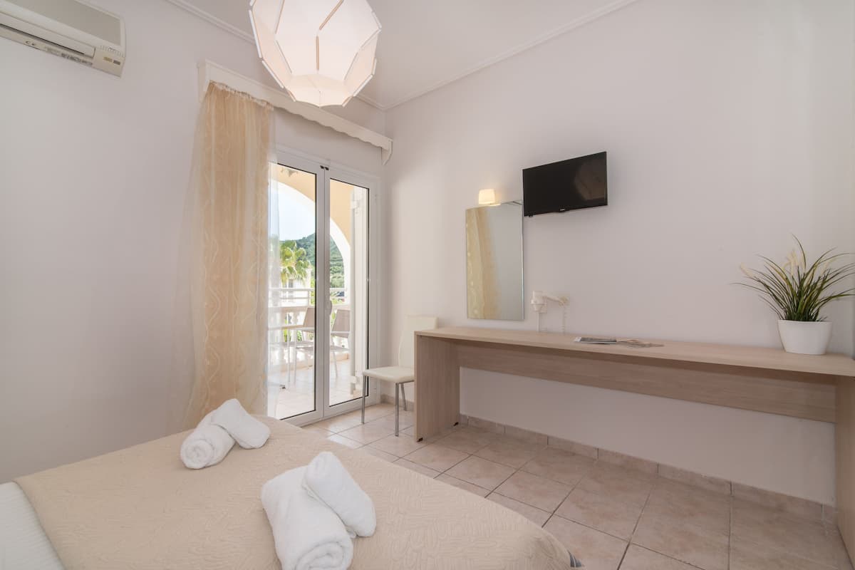 Appartamento, vista piscina | Una cassaforte in camera, ferro/asse da stiro