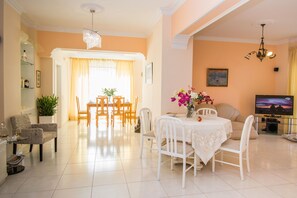 Luxury Apartment, 3 Bedrooms | Living room