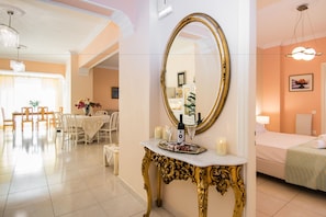 Luxury Apartment, 3 Bedrooms | Living room