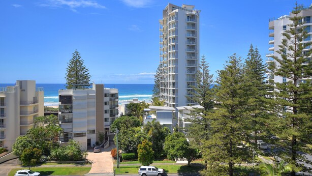A high-rise building with multiple balconies overlooking a coastal area. - San Mateo on Broadbeach (Broadbeach)