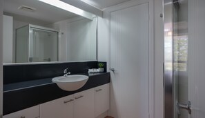 Apartment, 1 Bedroom | Bathroom | Shower, hair dryer, towels, toilet paper - San Mateo on Broadbeach (Broadbeach)