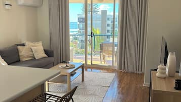 Apartamento, 1 quarto | Área de estar | TV de tela plana